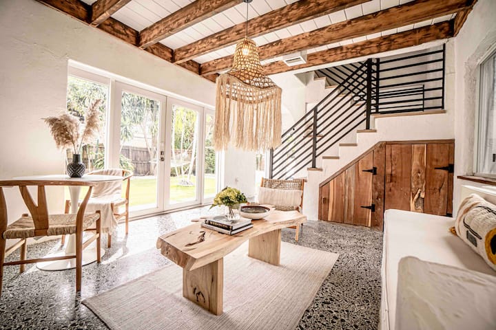 Relájate en este espacio habitable minimalista rústico. 