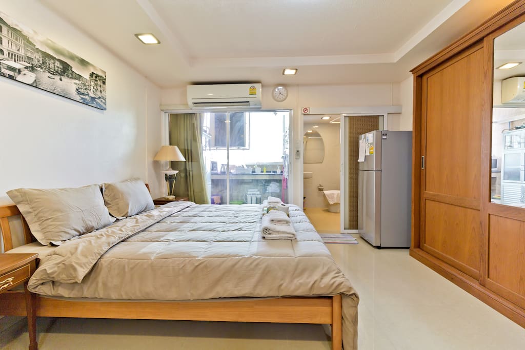 Newly renovated. Big studio room for 4 guests 1 double+ 2 single floor mattress.