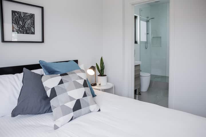 Spavaća soba 3 - bračni krevet (širine 150-179 cm) sa spojenom kupaonicom