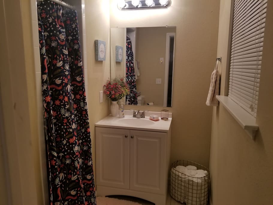 Completely stocked bathroom with towels, washcloths, and most necessities! Let us know if you need something that isn't provided!