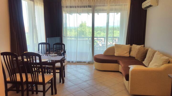 ห้องนั่งเล่นพร้อมโซฟา (วิวระเบียง)