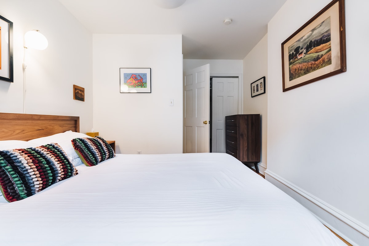 מיטת קווין סייז עם מצעי כותנה 100%. רכה ונחמדה.