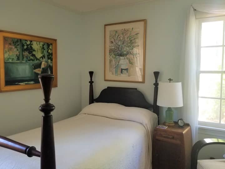 Спалнята на долния етаж има пълно легло и собствена баня.