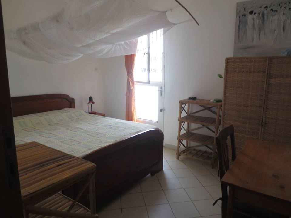 Ოთახი ლამაზი ტერასით, სასწავლო მაგიდით, კარადათი და ვენტილატორით. 