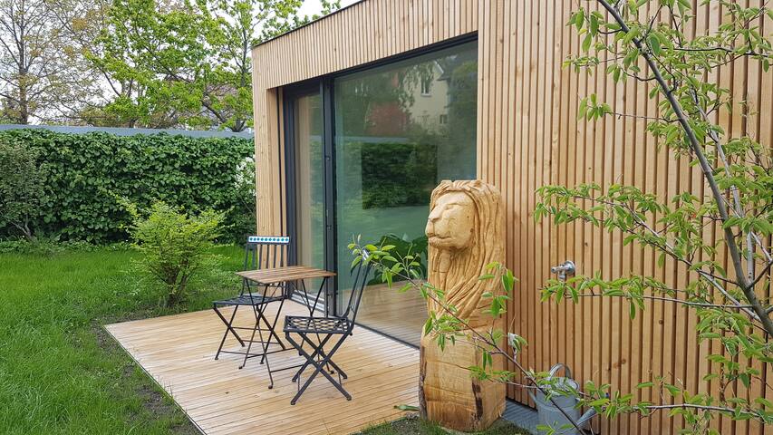 freistehender Wohnkubus im Garten