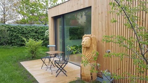 freistehender Wohnkubus im Garten