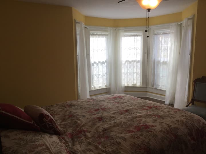 Прекрасна сончева главна спална соба