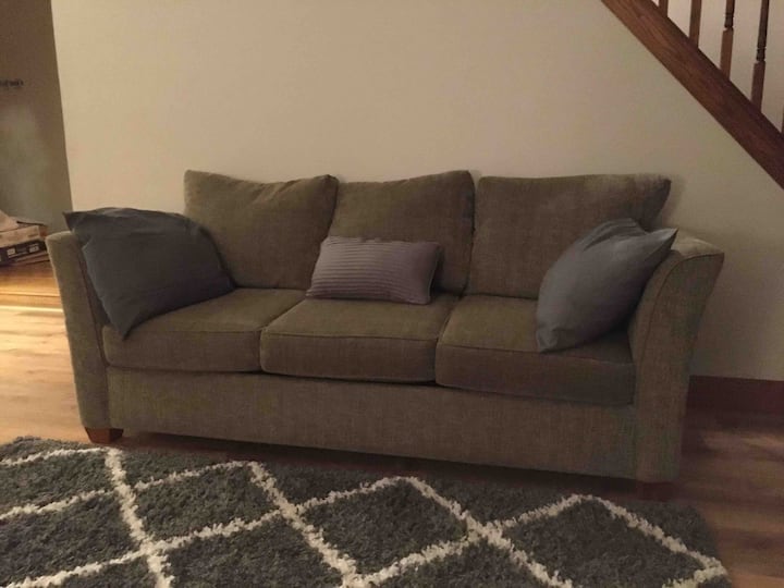 Verstecktes Sofa mit Memoryschaum-Matratze. 
Achte darauf, es 30 Minuten  vor dem Bett zu öffnen, damit es sich aufschütteln kann