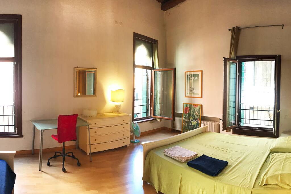 Bedroom facing one of the most beautiful venetian canals