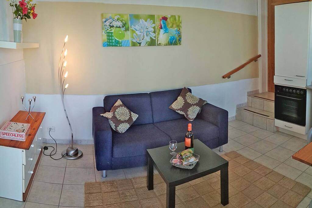 Wohnküche. Gemütlich und helle, kleine Wohnung.