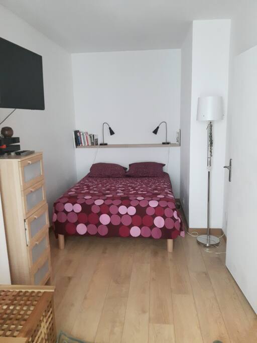 Chambre, TV, rangements