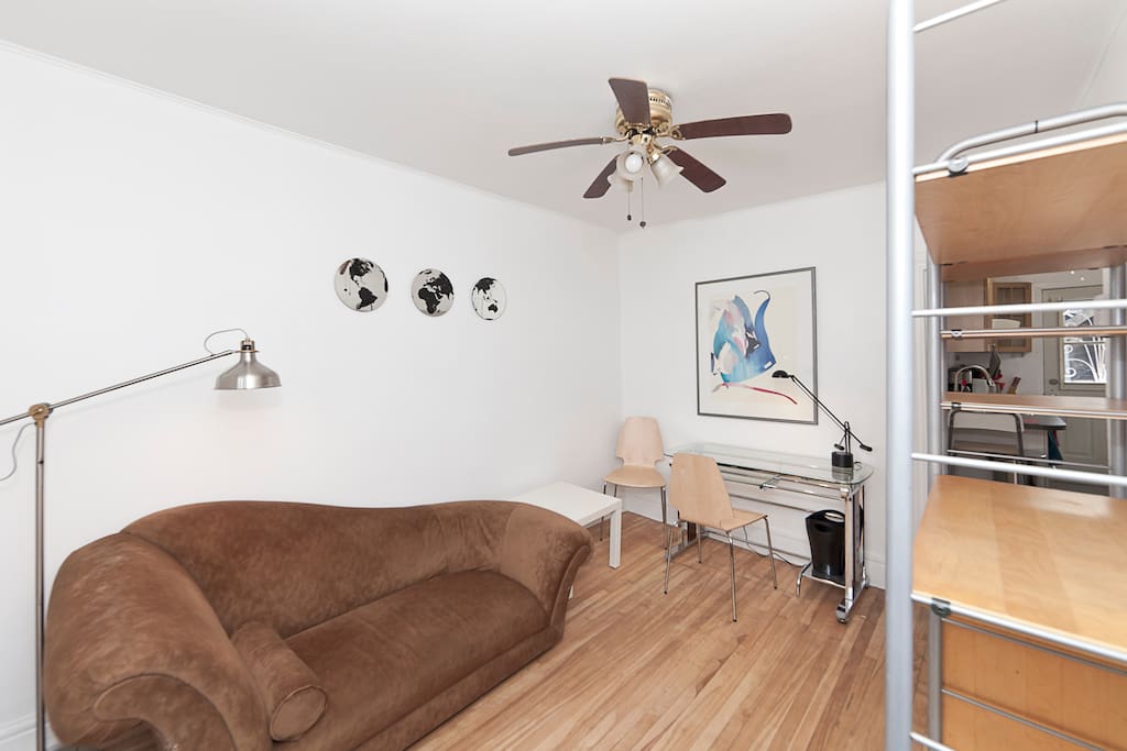 Séjour avec coin bureau / Living-room with office corner
