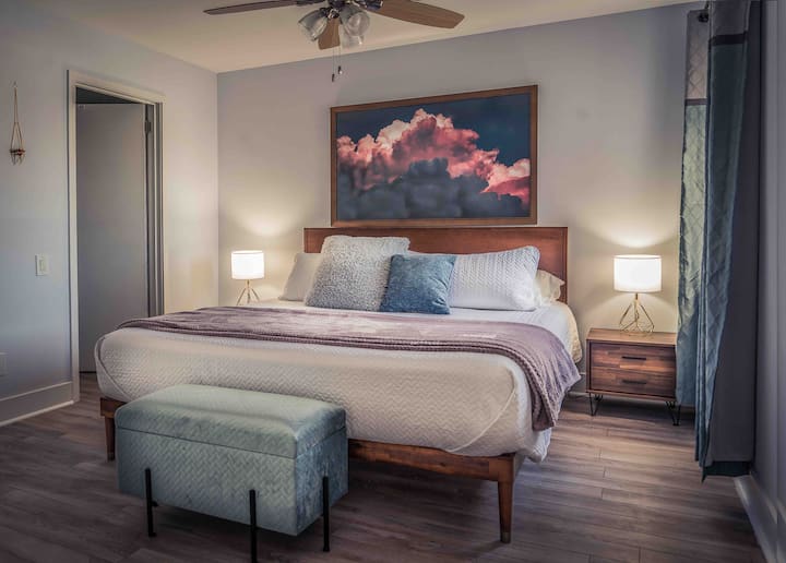 Downtown Riverfront Oasis Walk to Broadway/Food! Condominiums for