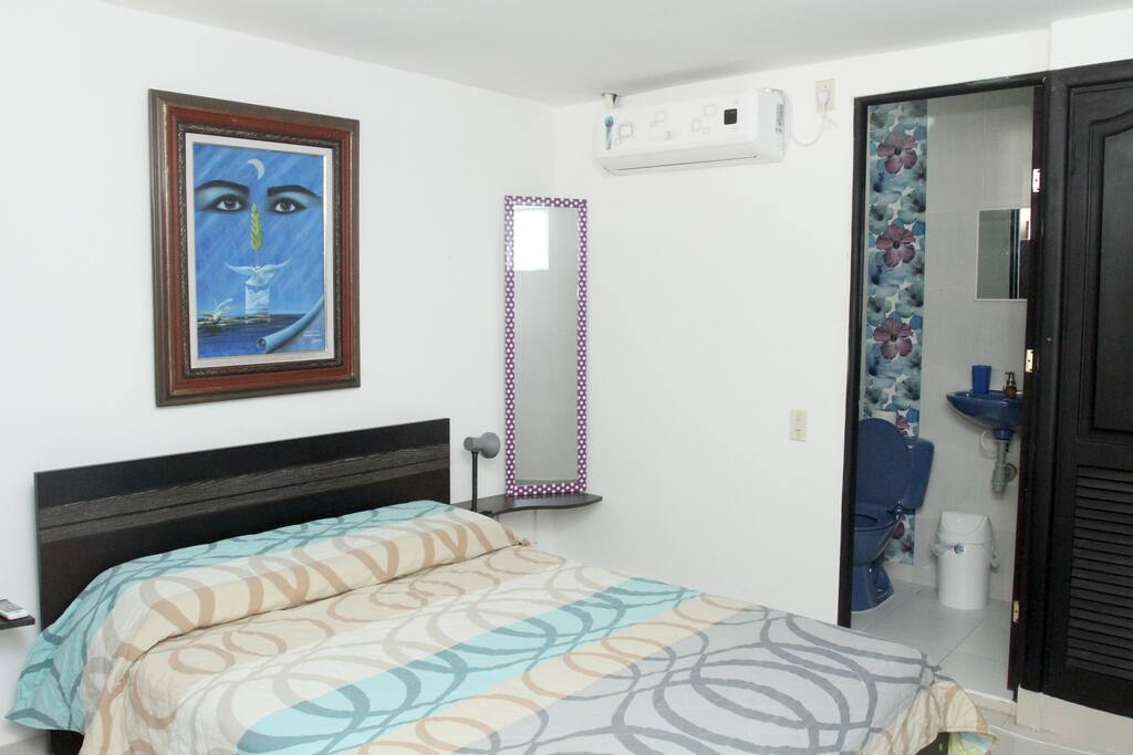 Habitación con cama doble y baño privado