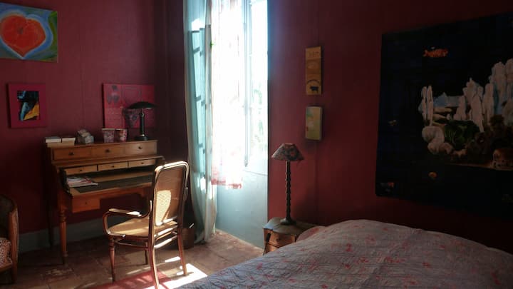 Წითელი ოთახი, 2 ფანჯარა, საწოლი 1.60 
მუშაობს საშხაპე ოთახთან და უნიტაზთან ერთსა და იმავე მიწაზე.