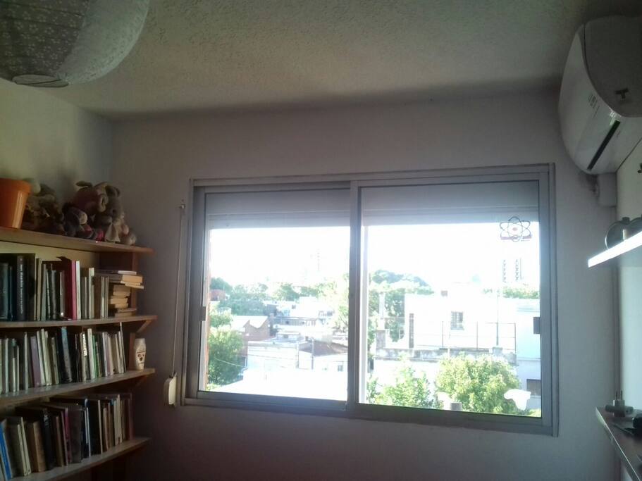 Dormitorio luminoso, con ventana a un contrafrente silencioso