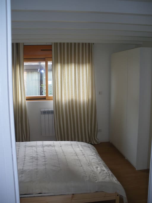 chambre avec lit double, accès à la salle de bain. grande penderie.