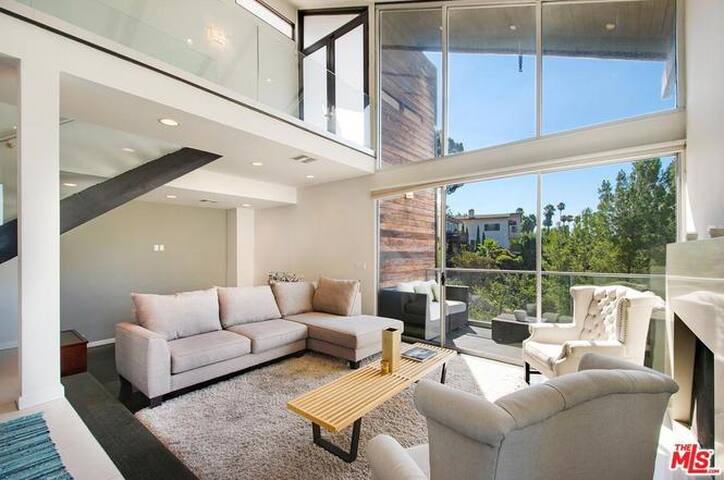 Hollywood Hills Gem gallery image 3
