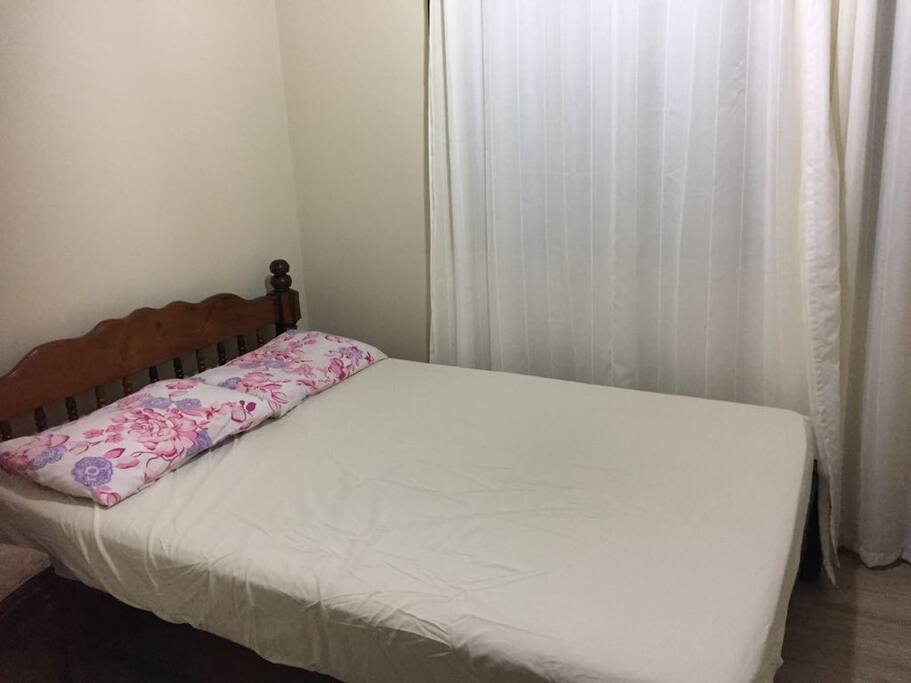 quarto com cama de casal