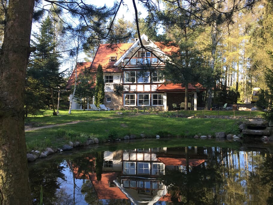 Staw z rybami, fontanną i wodospadem