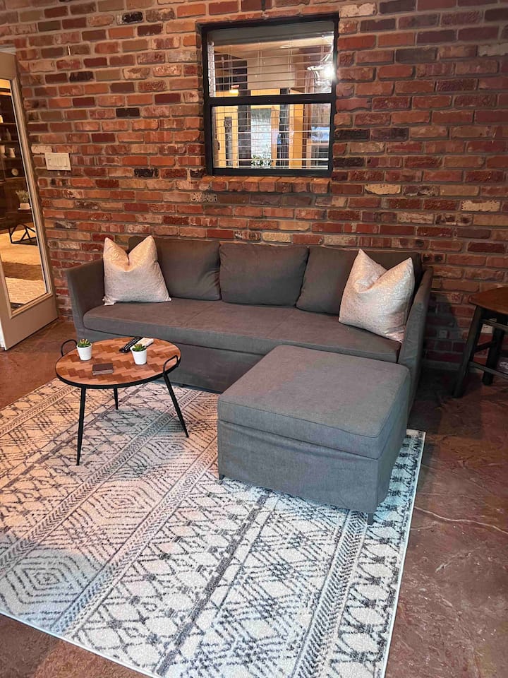 Საცხოვრებელი სივრცე ტელევიზორით მზის სხივებში.