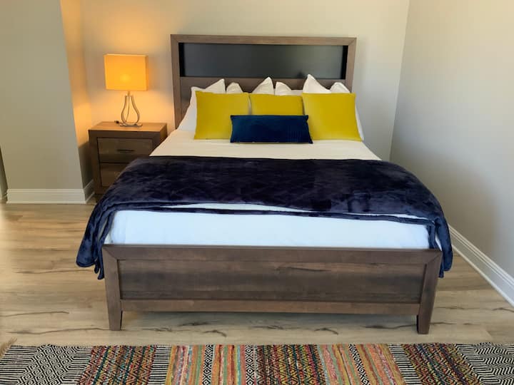 在主卧套房的竹垫上享受美妙的夜晚睡眠。 