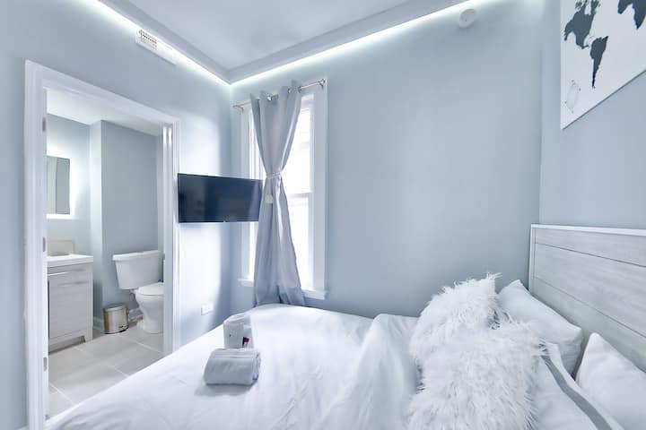 Спална соба бр. 2: помала од двете спални соби, со исто индиректно осветлување, душек од кадифена 8"Zinus двојна мемориска пена.  32" обезбеден е телевизор со Roku