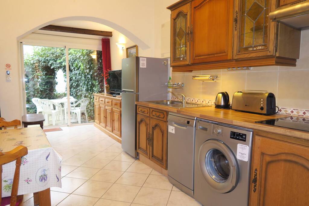 VERY COMPLETE KITCHEN, VIEW TOWRDS THE TERRACE