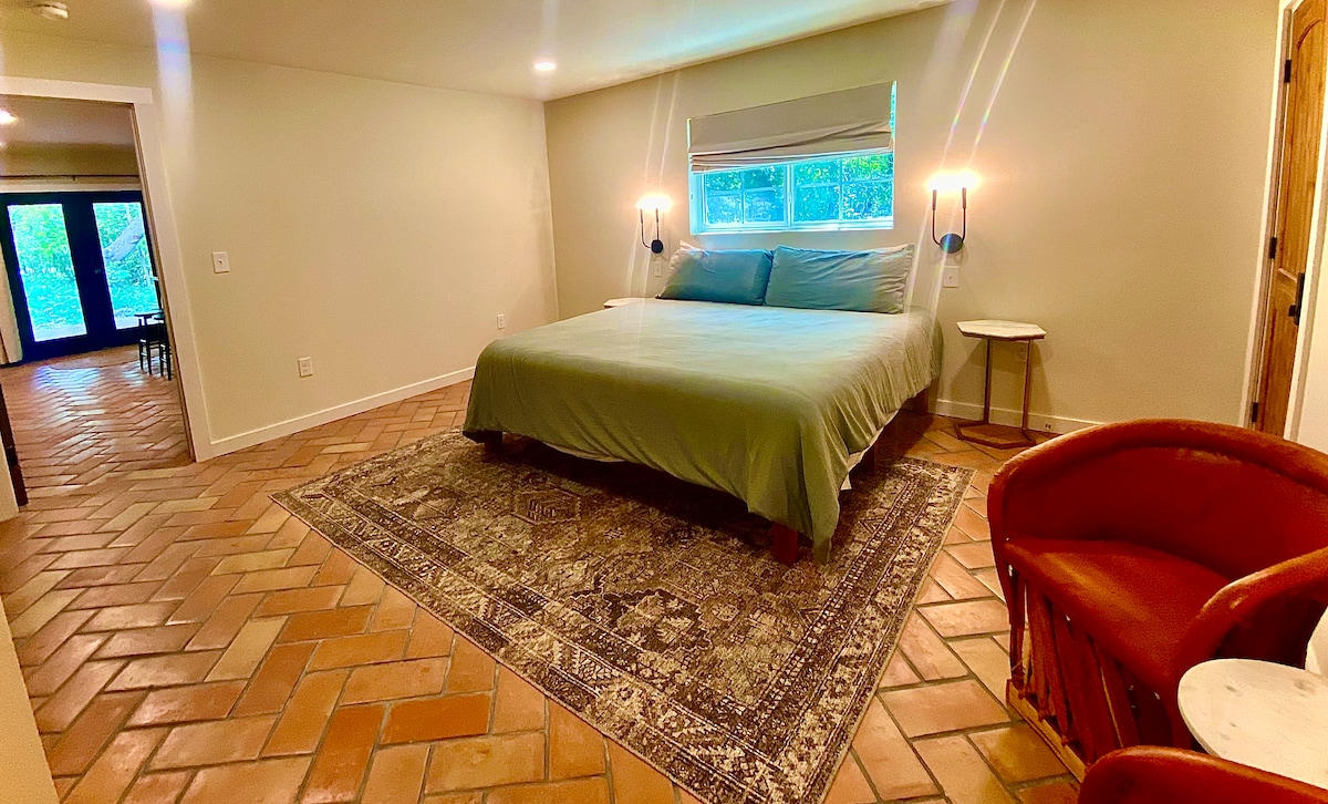 غرفة نوم بسرير كبير #2