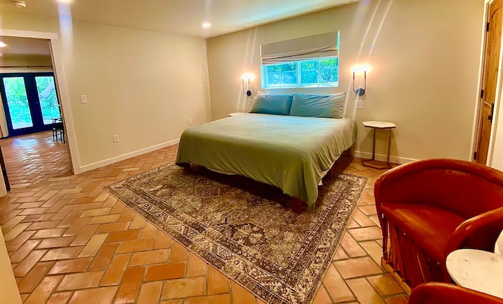 King size საძინებელი ოთახი #2