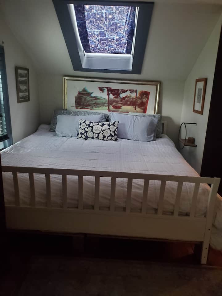 Დიდი ზომის საწოლი ზემო საძინებელში, საწოლის ზემოთ თხილამურით.