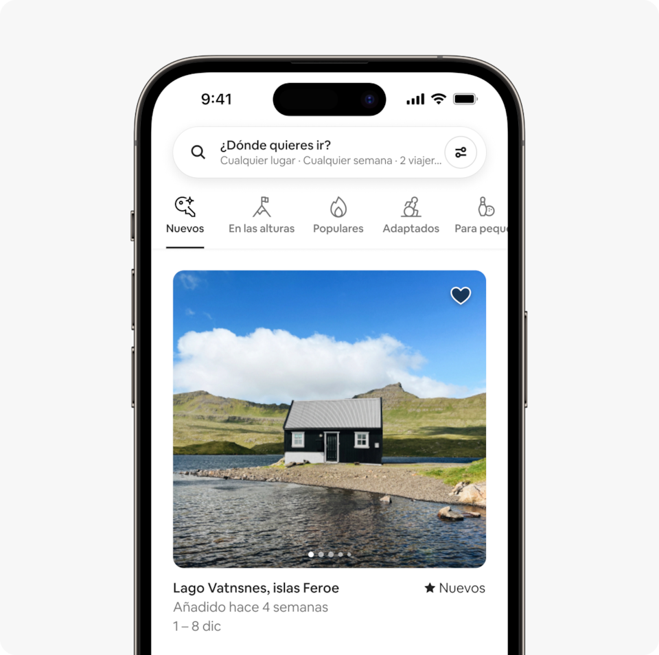 Un ordenador portátil y un teléfono móvil muestran la página de inicio de Airbnb con dos filas de alojamientos de una nueva categoría presentada en el lanzamiento de invierno llamada Nuevos, que incluye anuncios que se han añadido a la plataforma en las últimas 10 semanas.