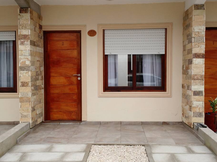 Frente Duplex y entrada de auto.