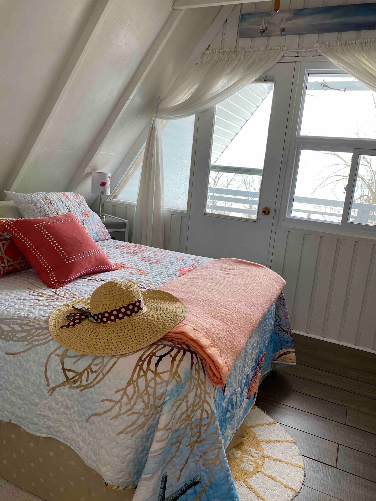 Rangi hii mpya na sakafu mpya huipa chumba hiki kidogo cha kulala uzuri wa ndoto bila shaka !