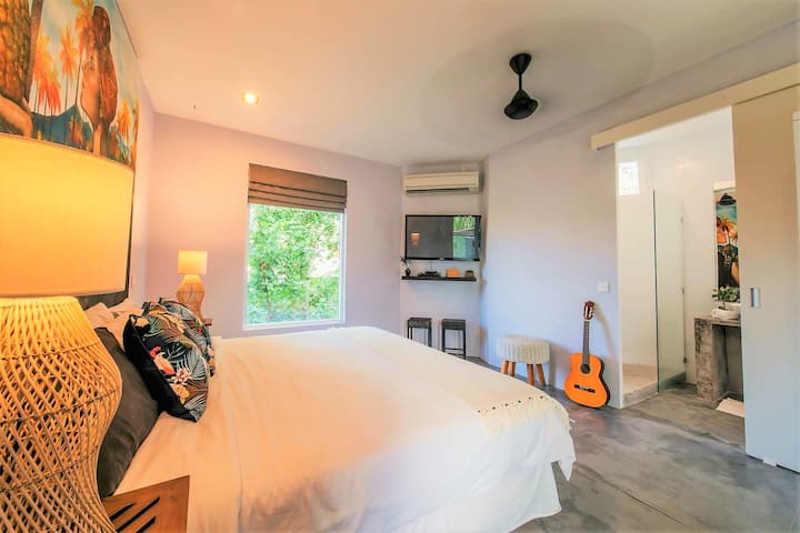 Kingsize-Schlafzimmer mit eigenem Bad und Dusche. Dieses Bett kann in 2 einzelne Betten geteilt werden, um ein Zweibettzimmer zu machen.  Führt auf den überdachten Balkon mit Blick auf den Pool und die Gärten vom 2. Stock aus