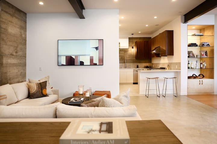 Luxury Executive Apartment/Condo