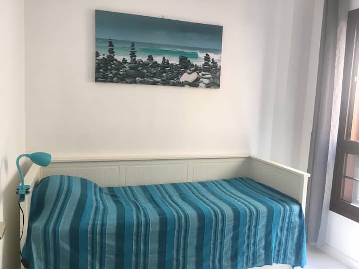 Pieni makuuhuone, jossa on vuodesohva 80x200 (160x200)