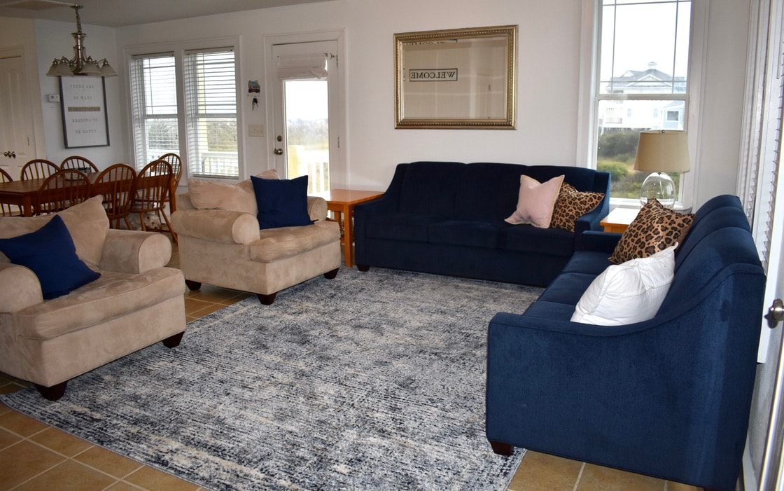 La sala de estar de concepto abierto y la cocina en el nivel principal te proporcionarán un amplio espacio para todas las actividades.