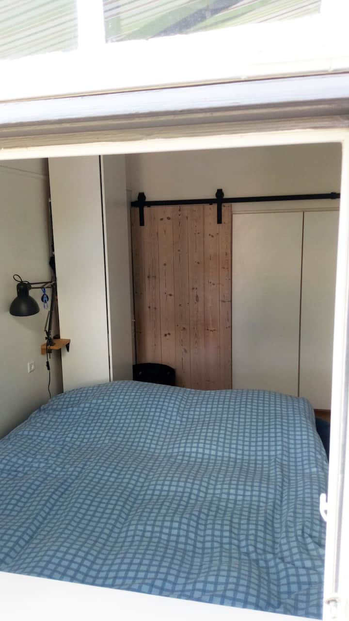 1. Брачен кревет (спална соба)