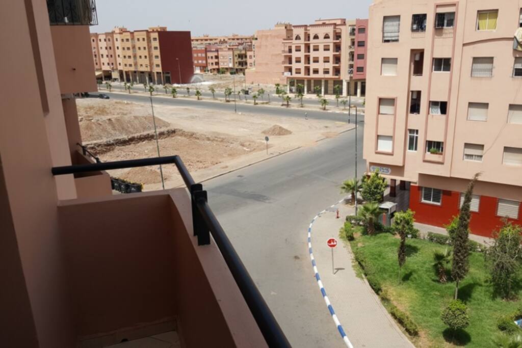 Appartement en 4ème étage avec vue sur rue et jardin.