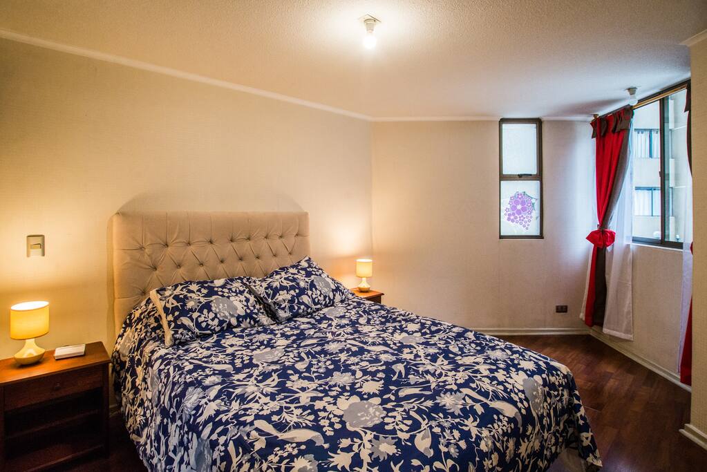 Ropa de cama limpia y de buena calidad entregada al inicio de la estadía / Clean and good quality bed clothes delivered at the begining of you stay.