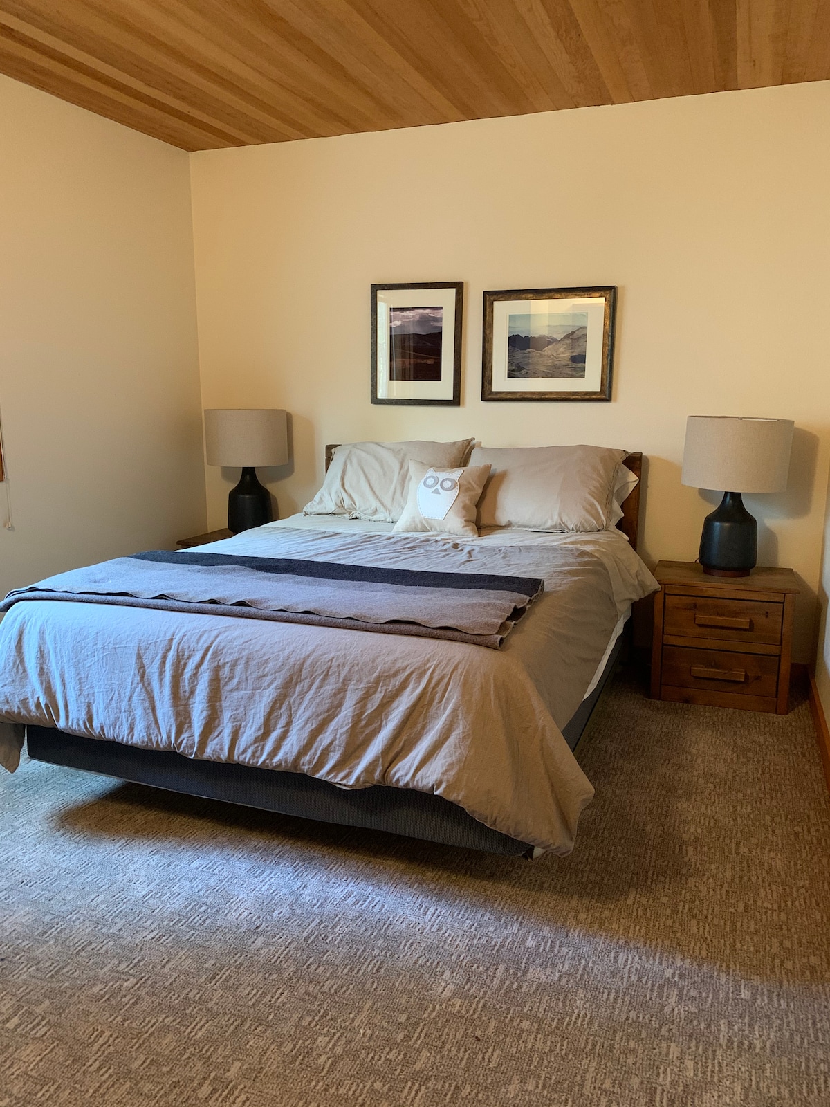 Krevat dopio "queen" poshtë (set dysheku i ri)