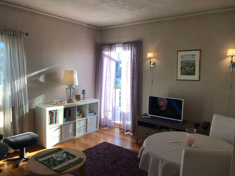 Stue med spiseplass og utgang til balkong