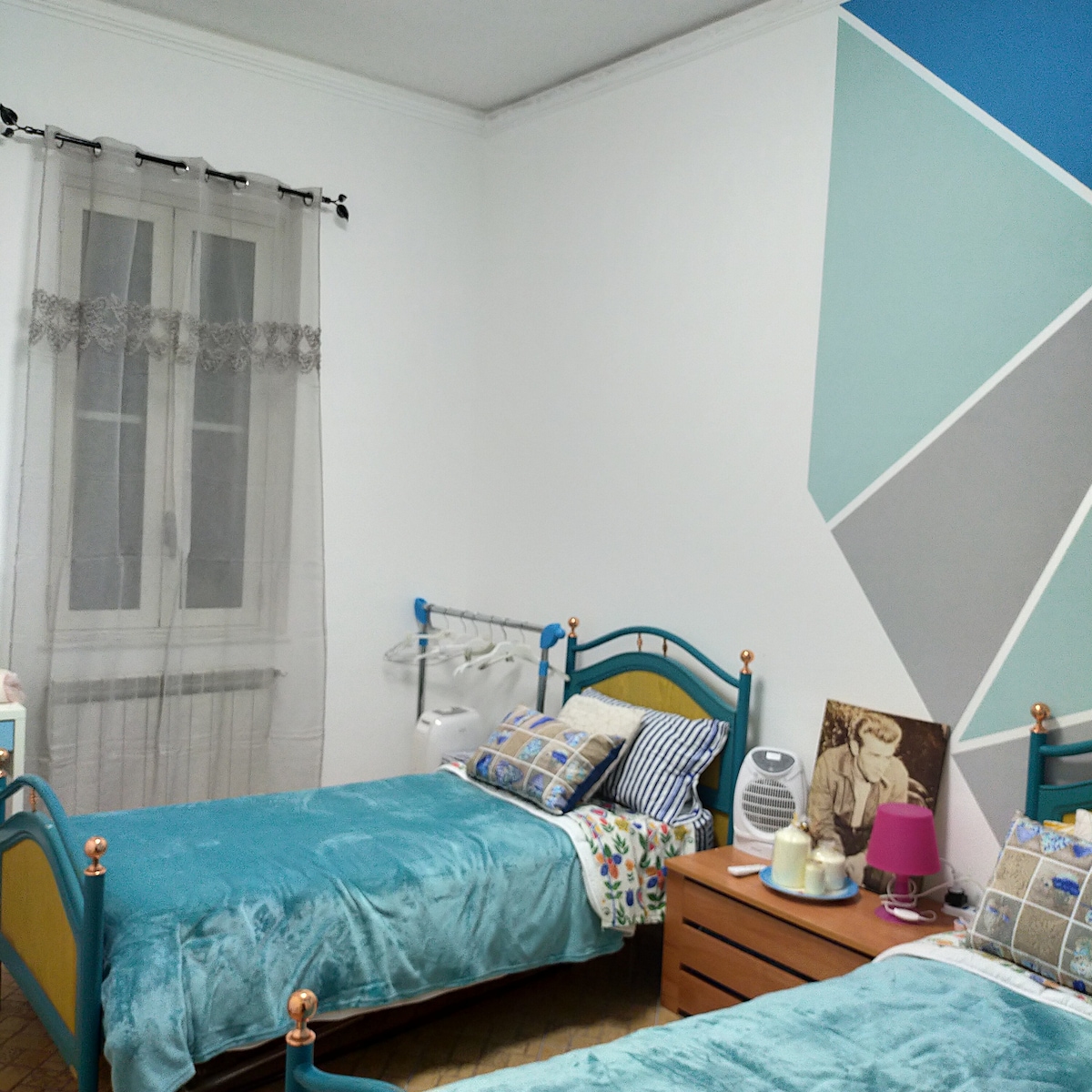 Ნახევრად საძინებელი, გათბობა, დეჰუმიდიფიკატორი, კომოდი, სამუშაო მაგიდა, საკიდები, რადიო ლამპა Bluetooth-ით, ხალიჩები, ფანჯარა, სანთლები.