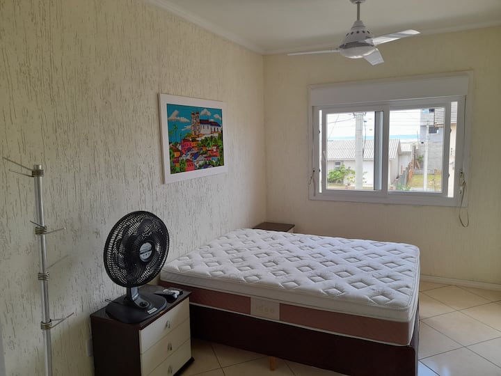 Apartmánový pár s stropným ventilátorom a výhľadom na more.