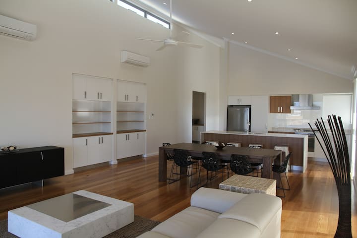 The Carnarvon Luxury Canal Home gallery image 2