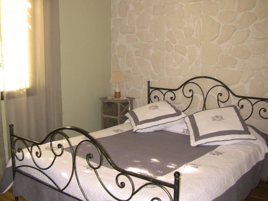 Chambre 1, lit 160x200 vue jardin