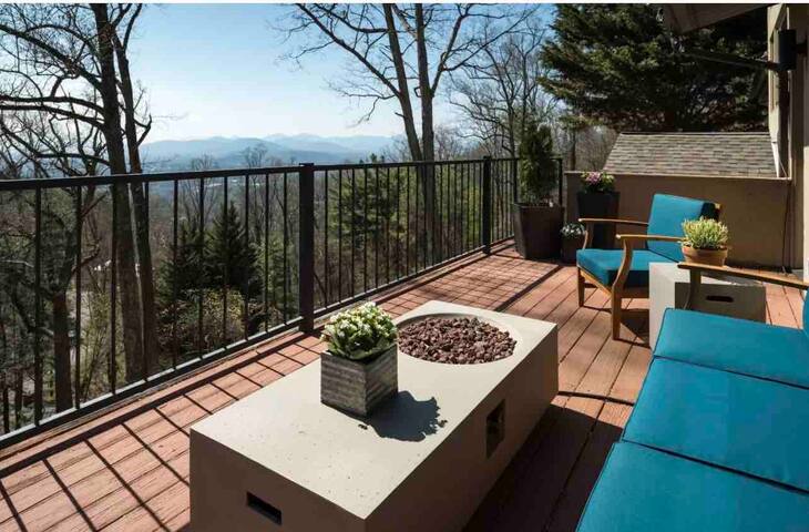 Luxury 7 bedroom home with spectacular views gallery image 2