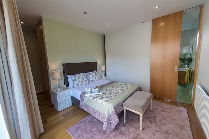 Suite com casa de banho.
