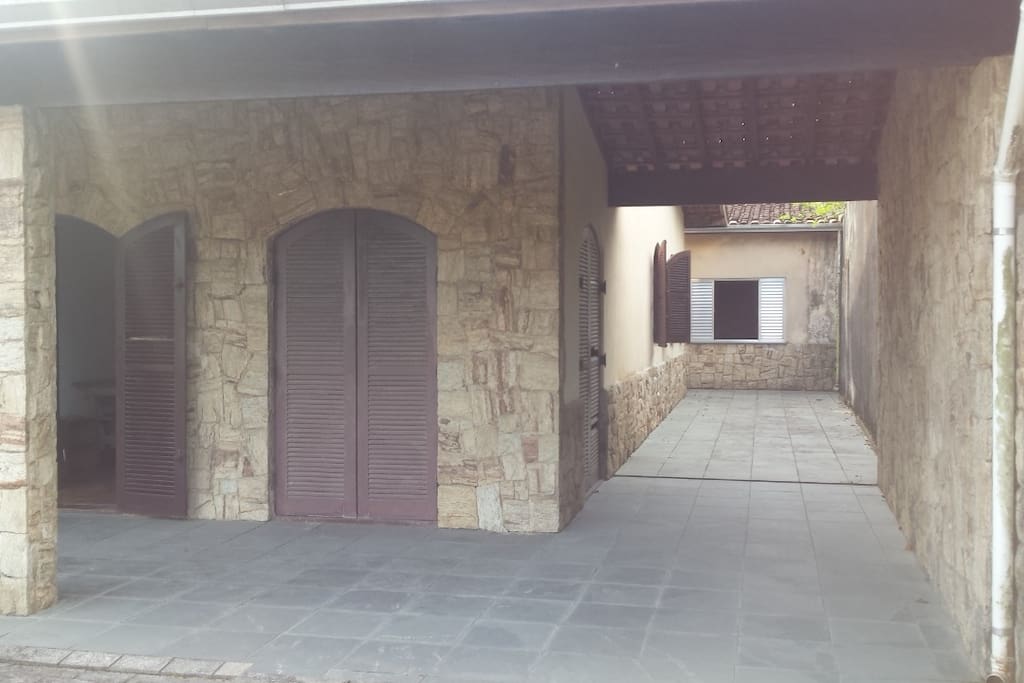 Frente da casa, uma das vagas cobertas